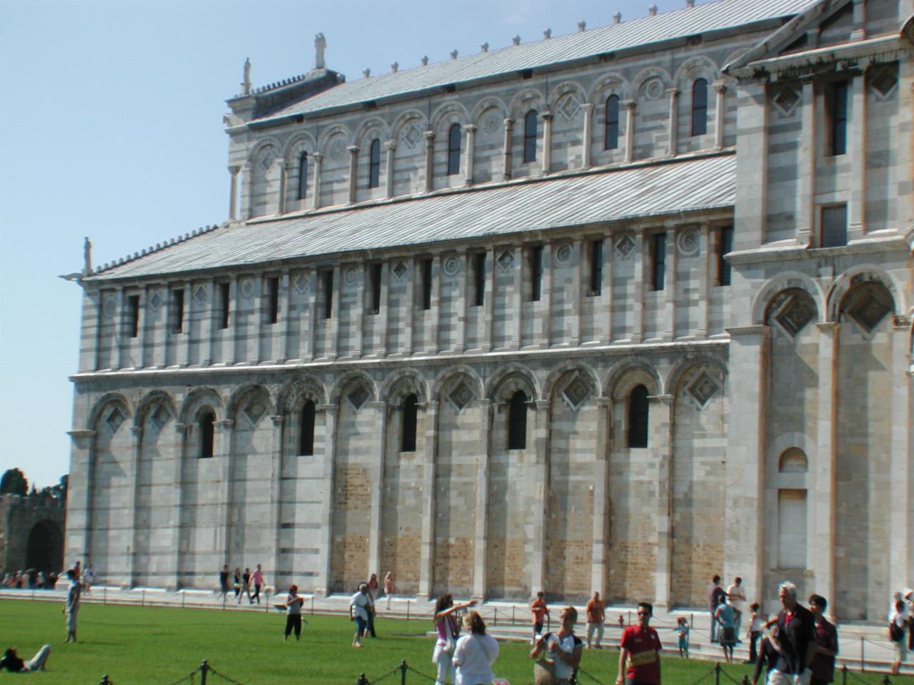 Note the descending arches on left of Pisa Cathedral, relative to line above them!