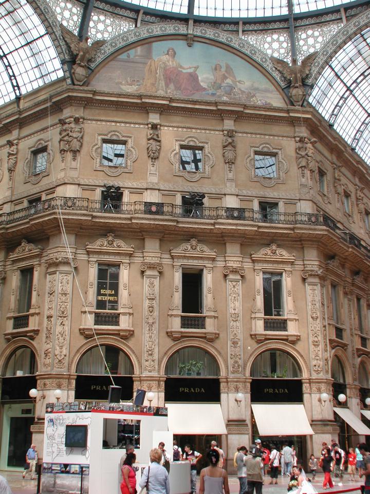 The middle of Vittoria Emmanuele II Galleria