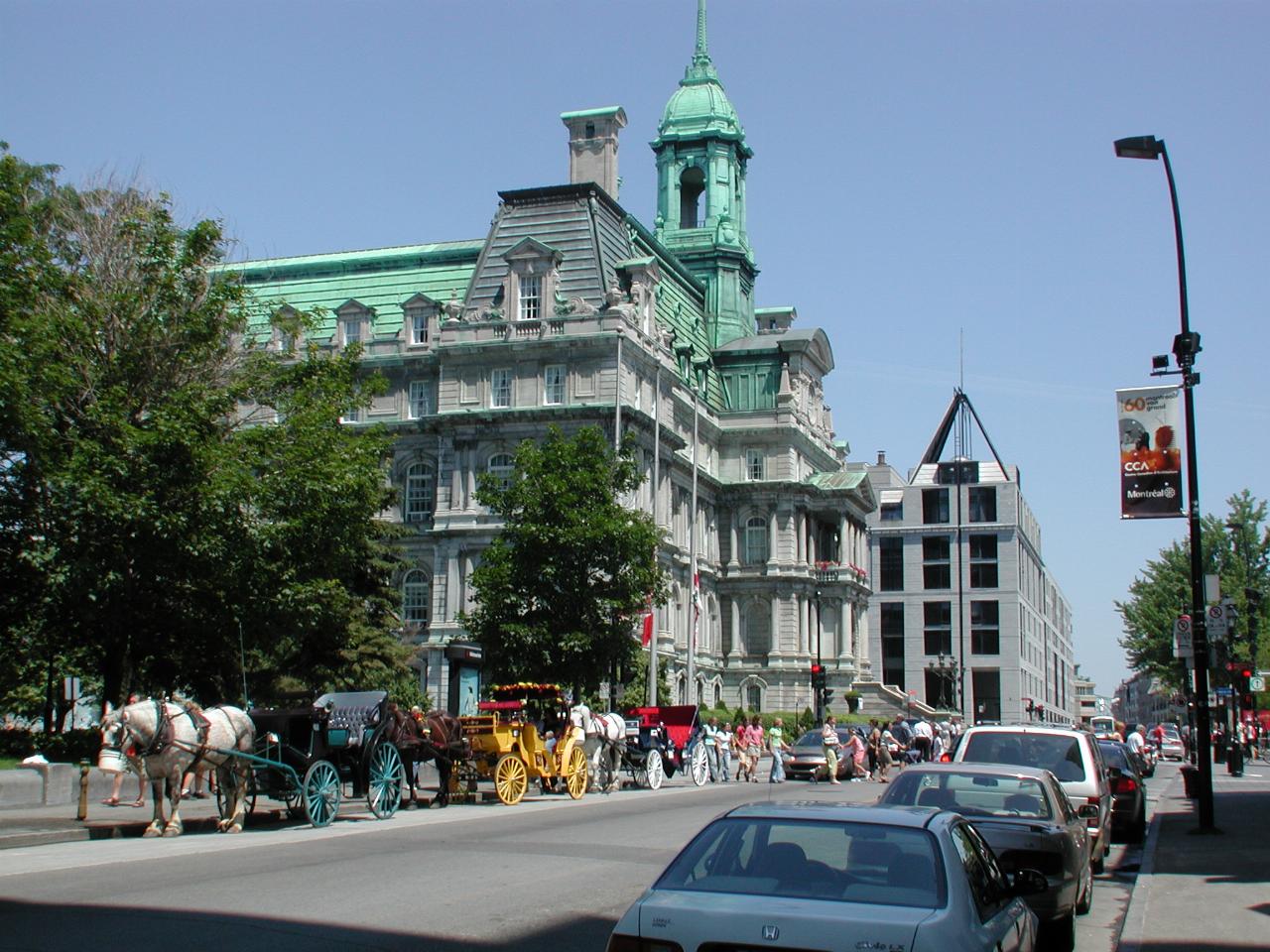 More horse drwan tours in front of Montreal City Hall