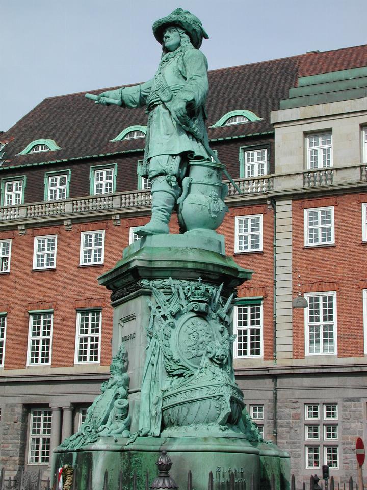 KPLU Viking Jazz: Statue of Niels Iuel, with foot stuck in pot?