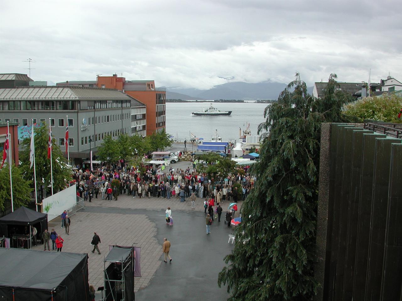 KPLU Viking Jazz: Crowds anticipating the arrival of the Parade in front of the Town Hall, Molde