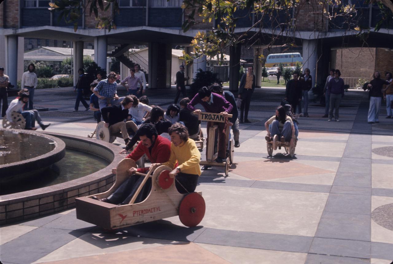 Students and vehicles moving around the fountain