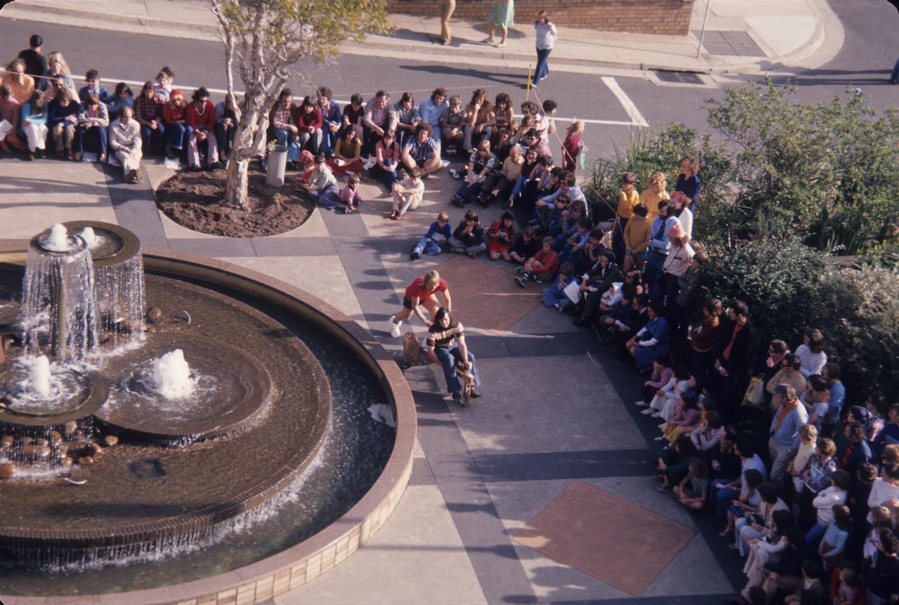 A tricycle entry rounding the fountain towards the chicane