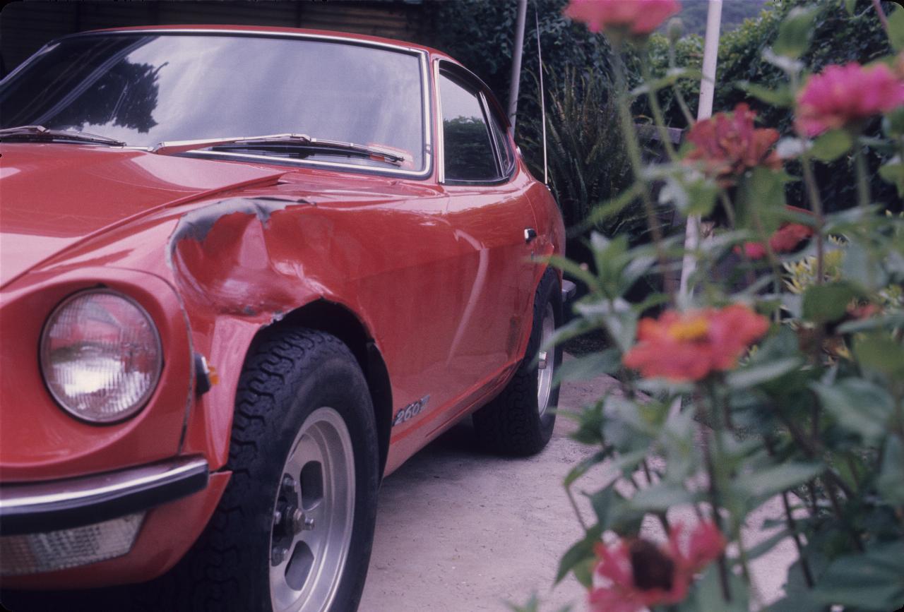 Datsun 260z with crumpled front mudguard