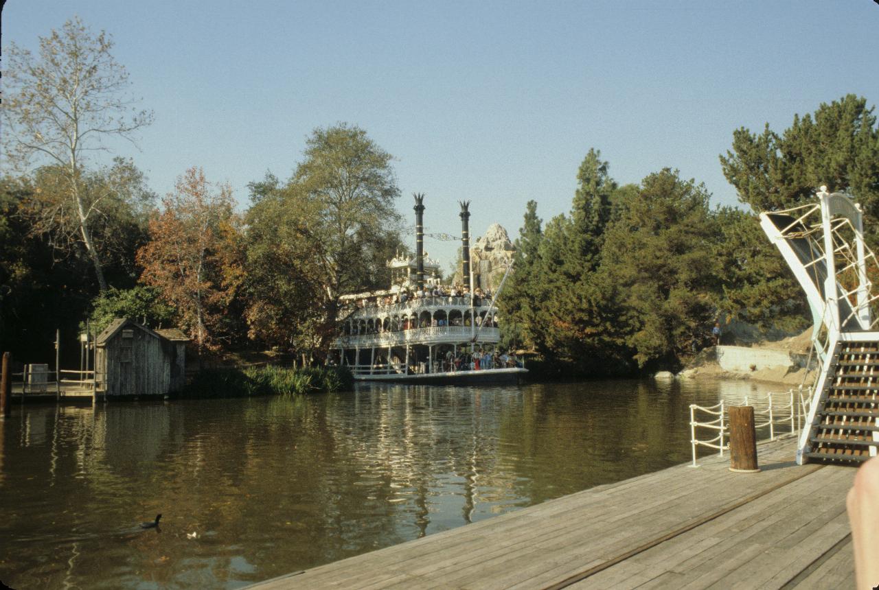 'Mark Twain' (running on rails!) approaches the wharf