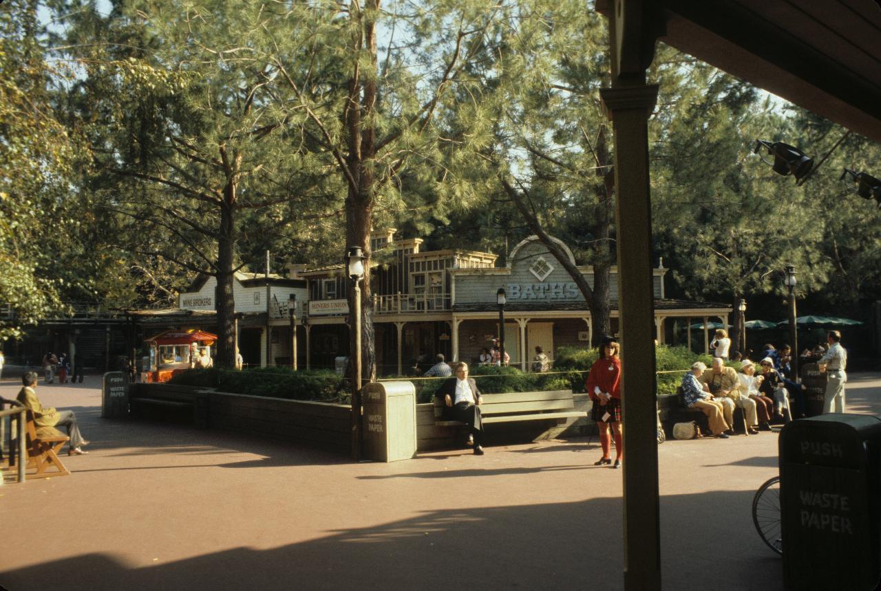 Frontierland,  Disneyland