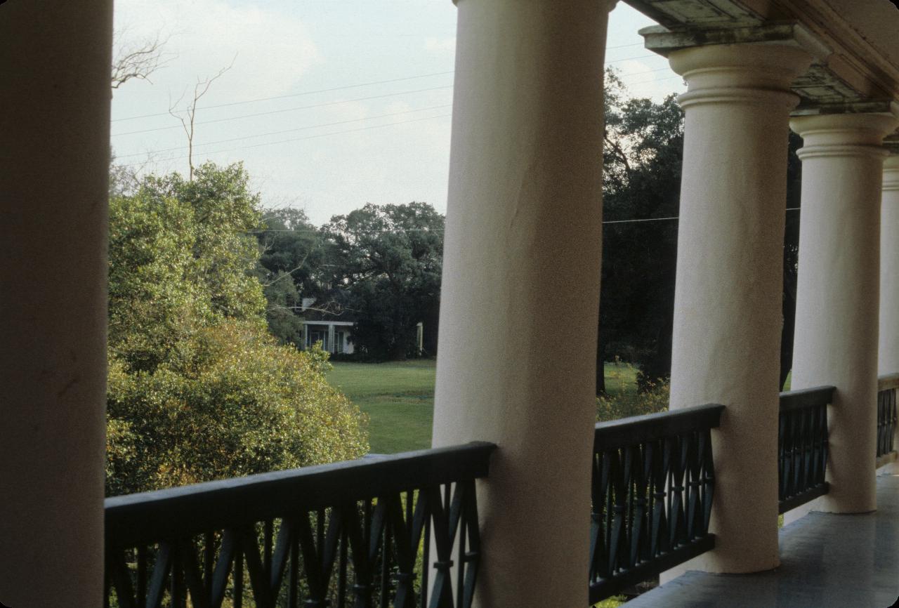 View from side of Oak Alley across grounds