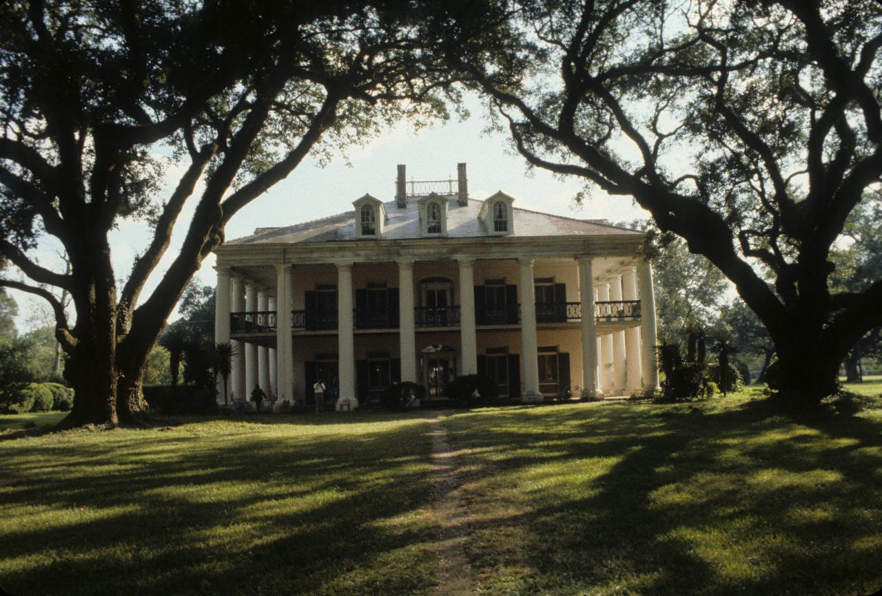 Front view of Oak Alley