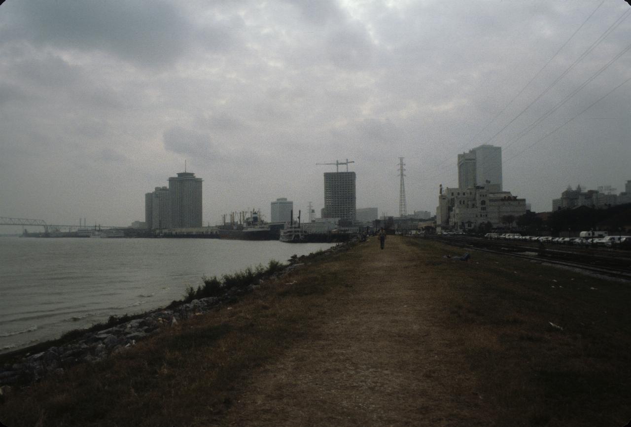 Looking west (upstream) along the Mississippi River in New Orleans