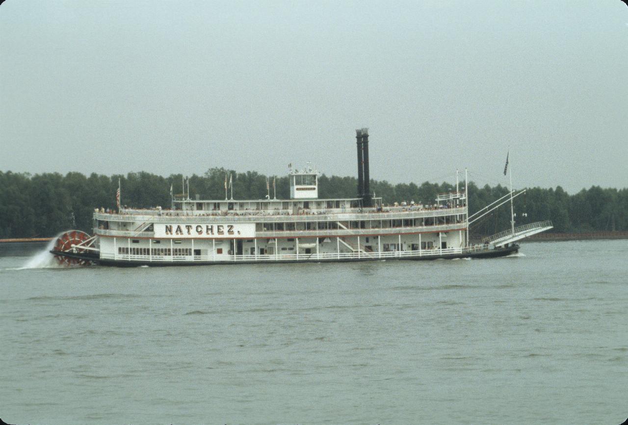 Paddle wheeler tourist boat on Mississippi River at New Orleans