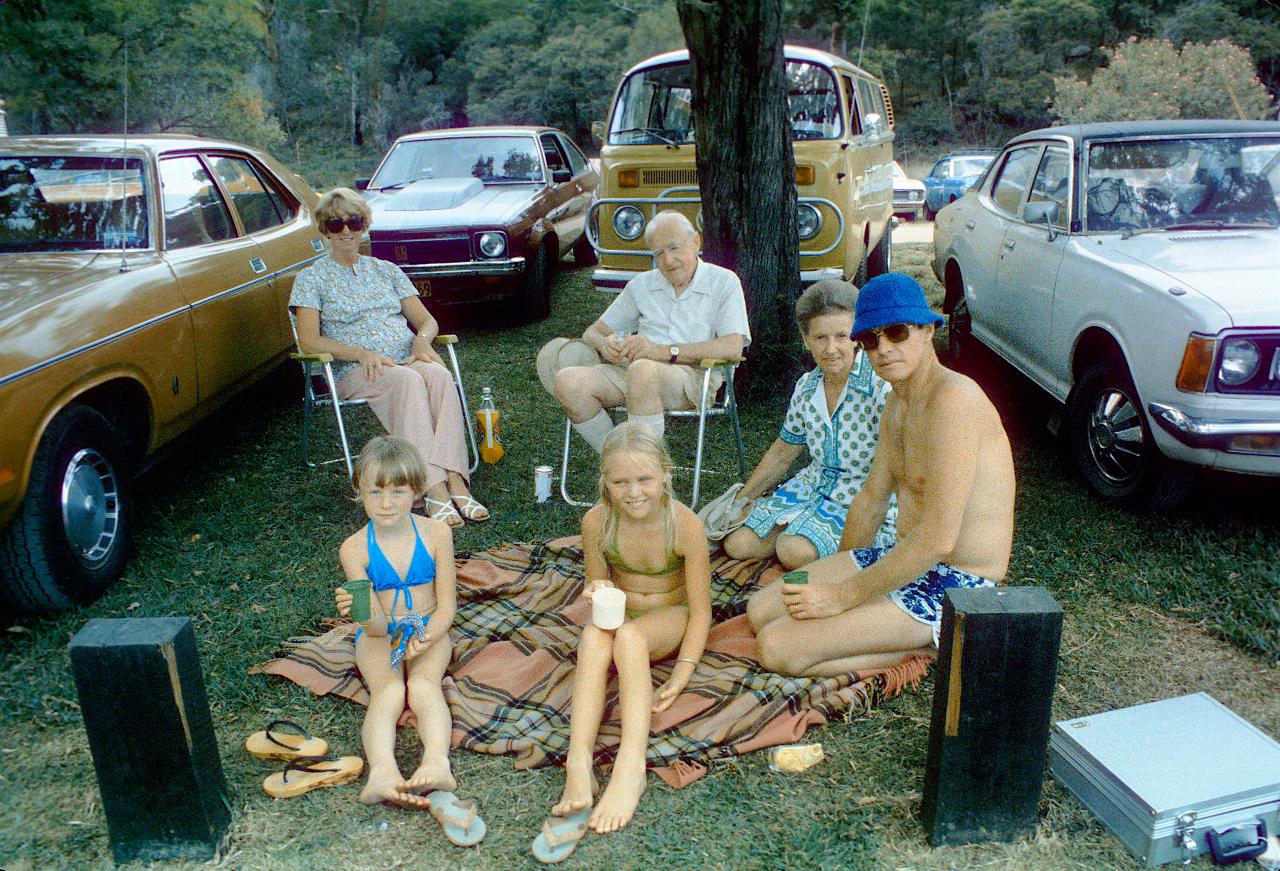 Front: Michelle, Kelly. Back: Yvonne, Dad, Mum, Peter. Where?