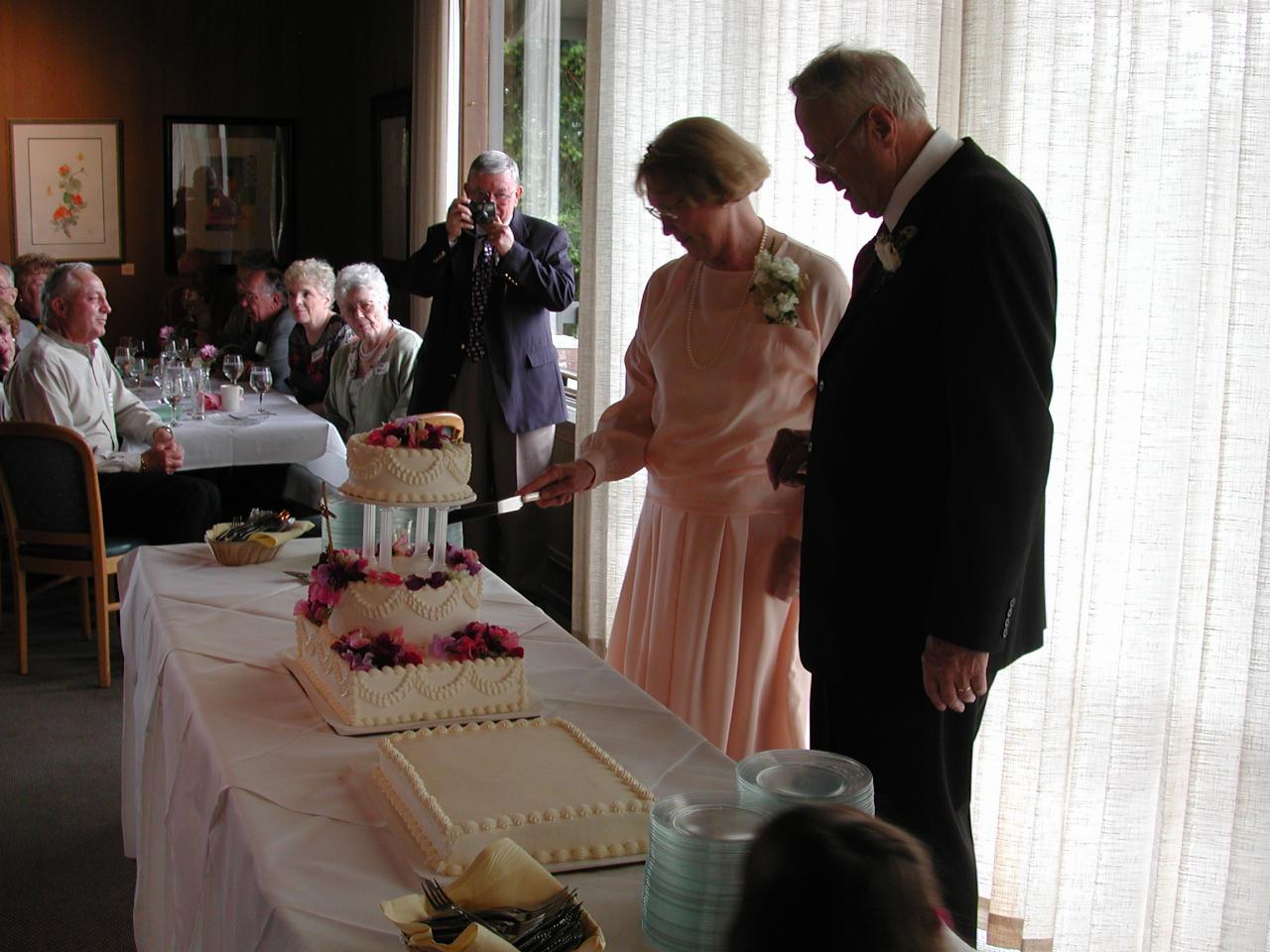 Bill & Pat cutting the cake