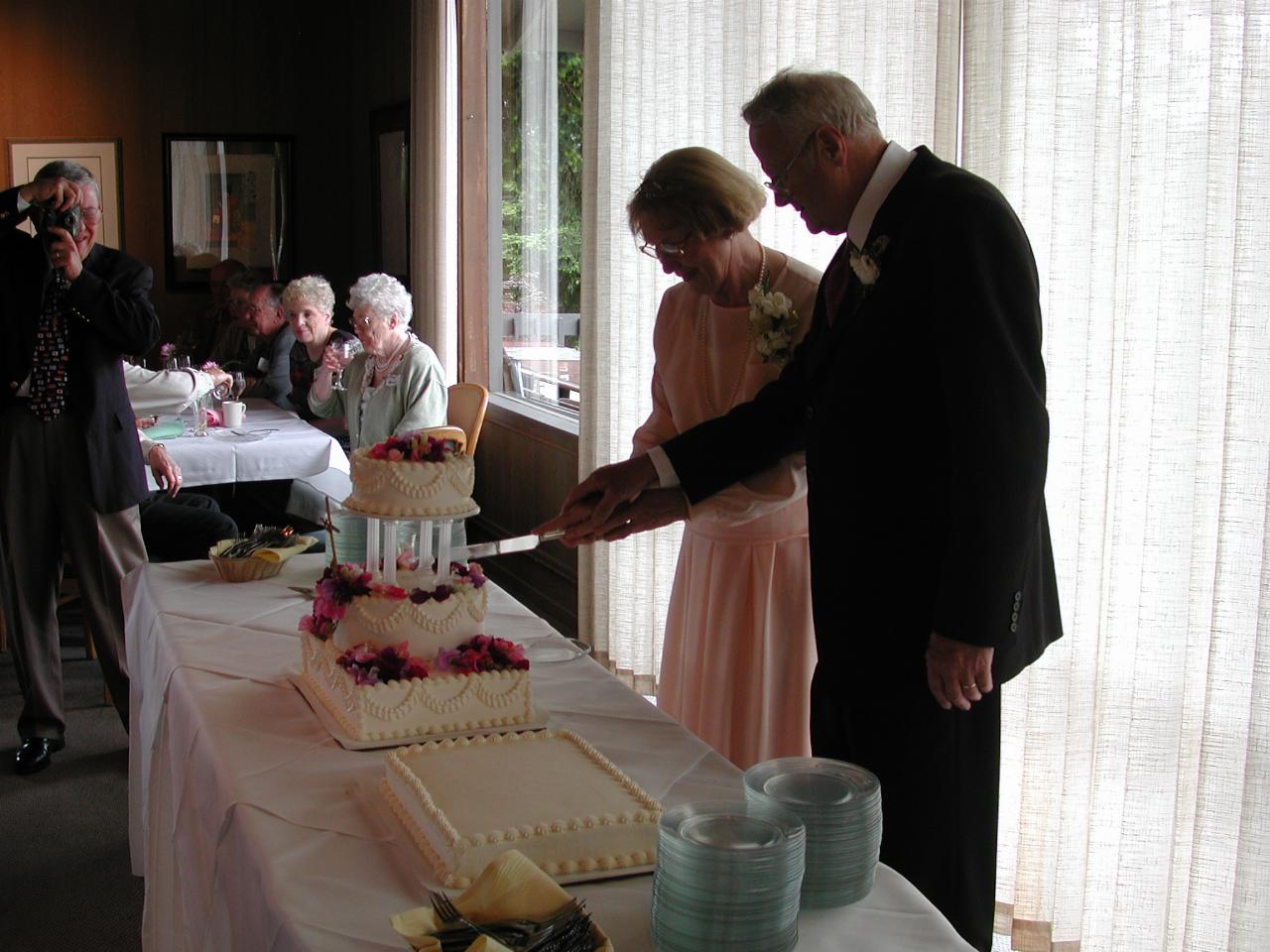 Bill & Pat cutting the cake