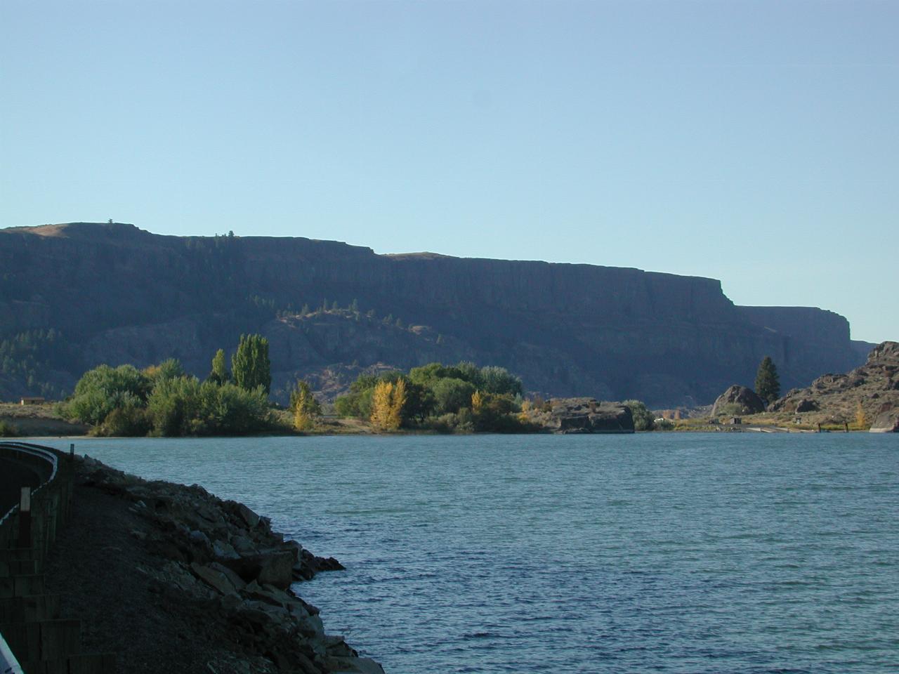 Autumnal colour on Banks Lake near Steamboat Rock