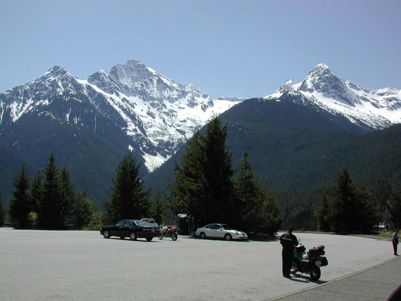 Parking area and nearby mountains at Diable Lake Lookout