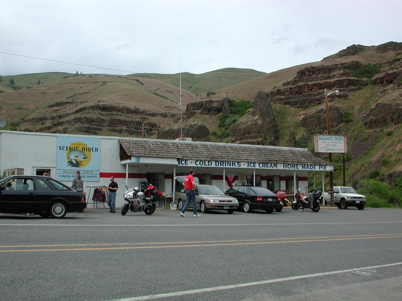 Boggan's Oasis, Grande Ronde River on WA129