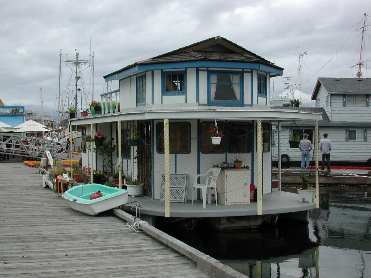 House boats on Victoria Harbour