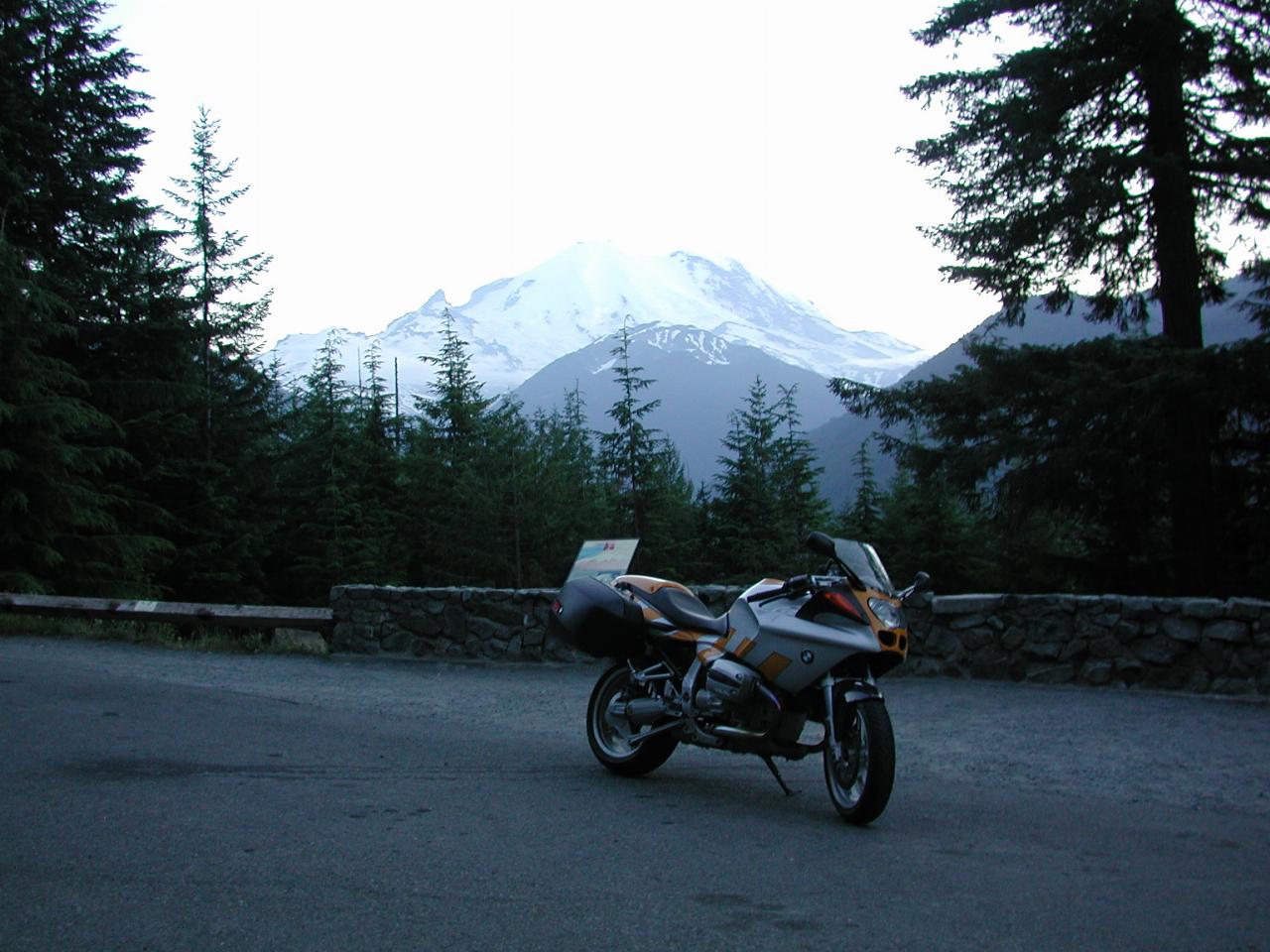 R1100S at Mt. Rainier viewpoint on SR410 near Sunrise turnoff