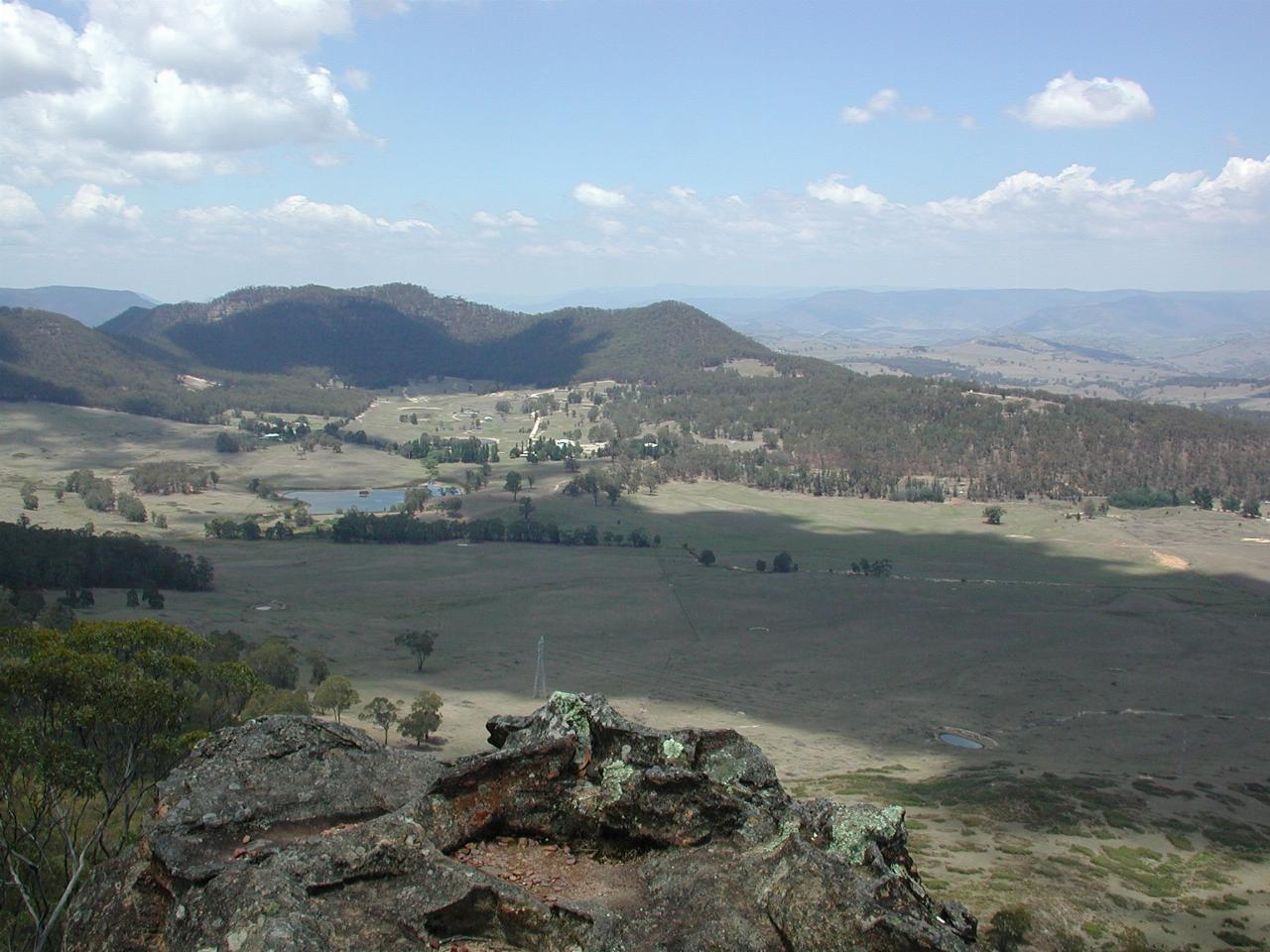 Victoria Pass and western side of Blue Mountains from Barden's Lookout