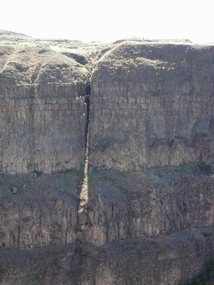 CtS2004: Palouse Falls showing cracked rock opposite, with sun shining into it