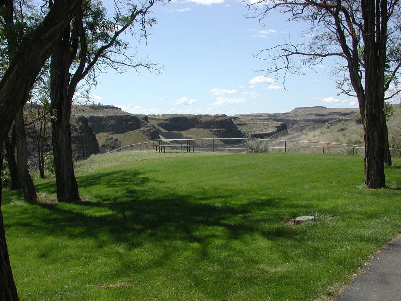 CtS2004: Palouse Falls State Park, contrasting watered lawn and natural vegetation