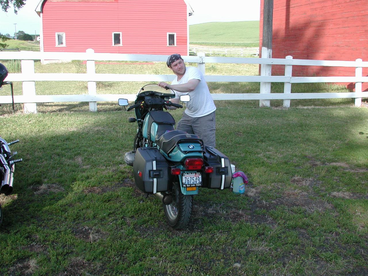 CtS2004: Rob Fulwell washing Winnie Powers' bike - the result of a 