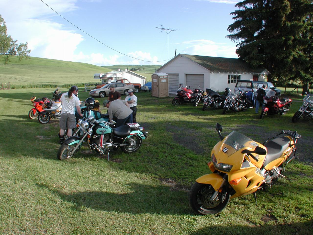 CtS2004: Rob Fulwell washing Winnie Powers' bike, with plenty of supervisors