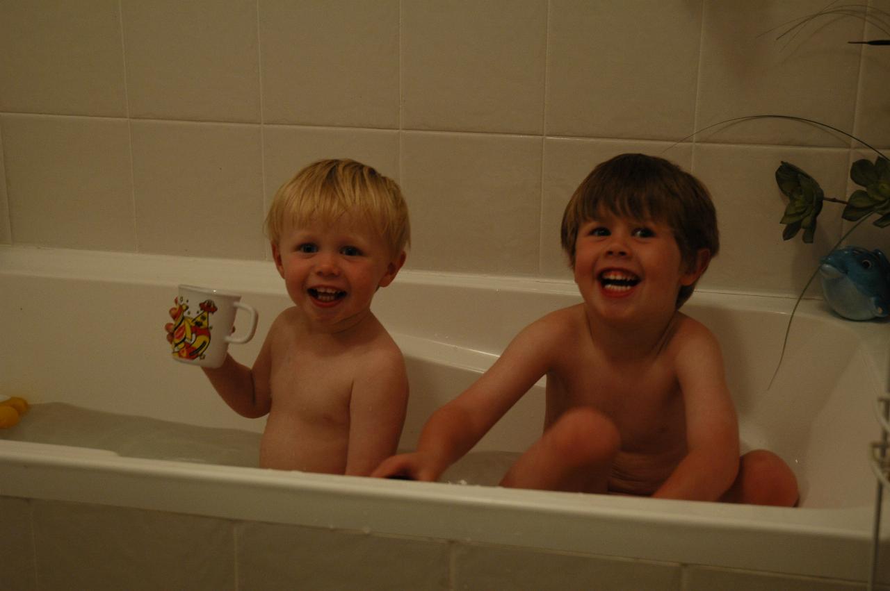 Flynn and Jake sharing the bath at Illawong