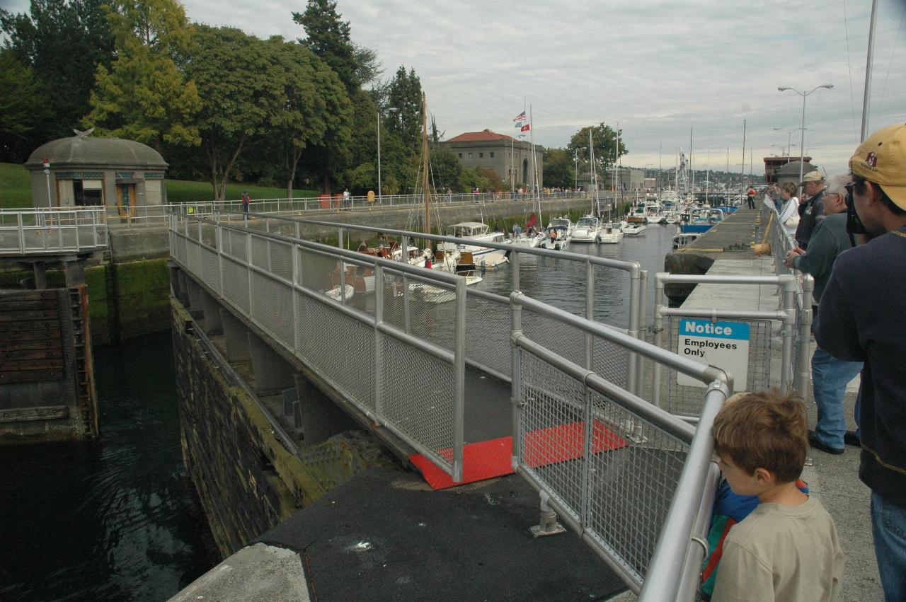 Closing the doors to raise the boats in the large lock at Ballard Locks