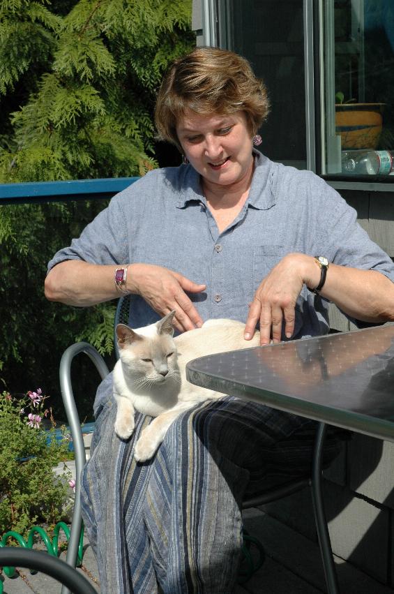 My farewell at Mary Hutton's: Mary's cat Jimi on Nancy's lap