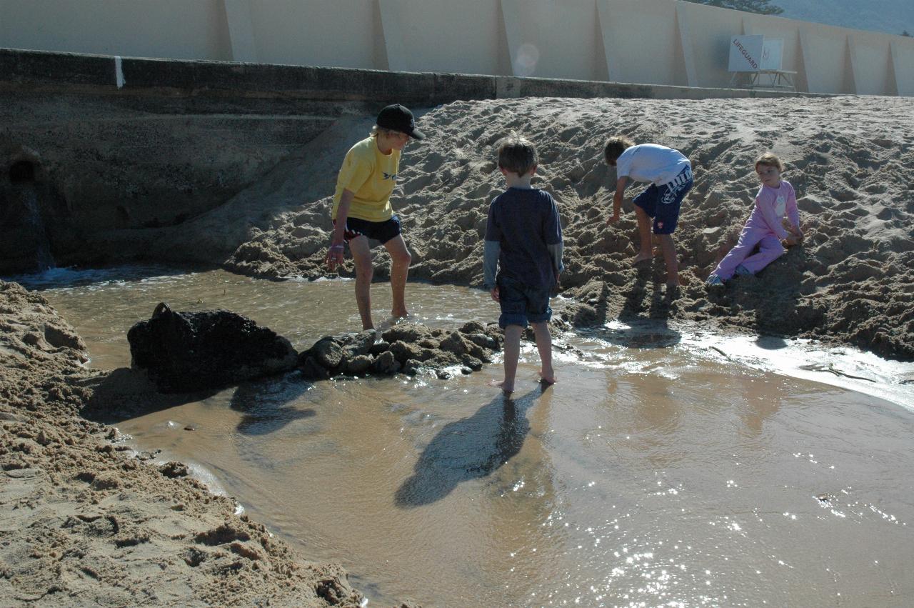 Mother's Day at Thirroul: Crofts clan building a dam