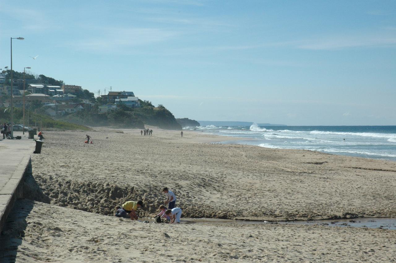 Mother's Day at Thirroul: Crofts clan building a dam