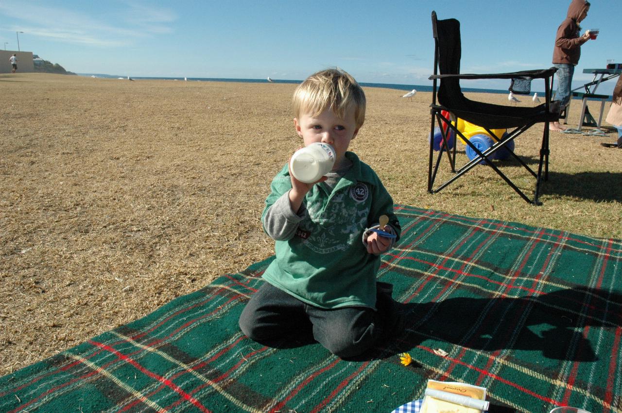 Mother's Day at Thirroul: Flynn with his one handed bottle drinking trick