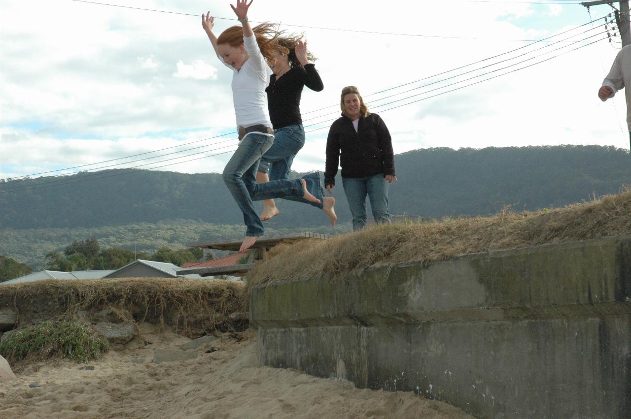 Mother's Day at Thirroul: Crofts clan jumpers