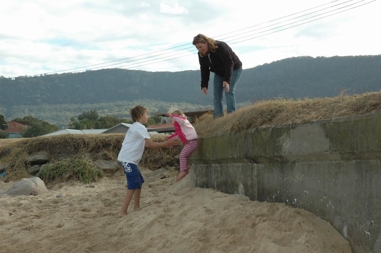 Mother's Day at Thirroul: Crofts clan jumpers