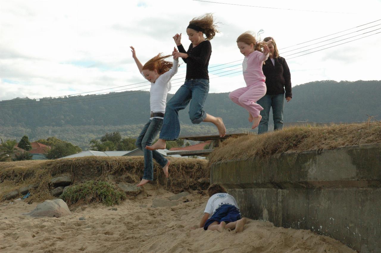 Mother's Day at Thirroul: Crofts clan jumpers