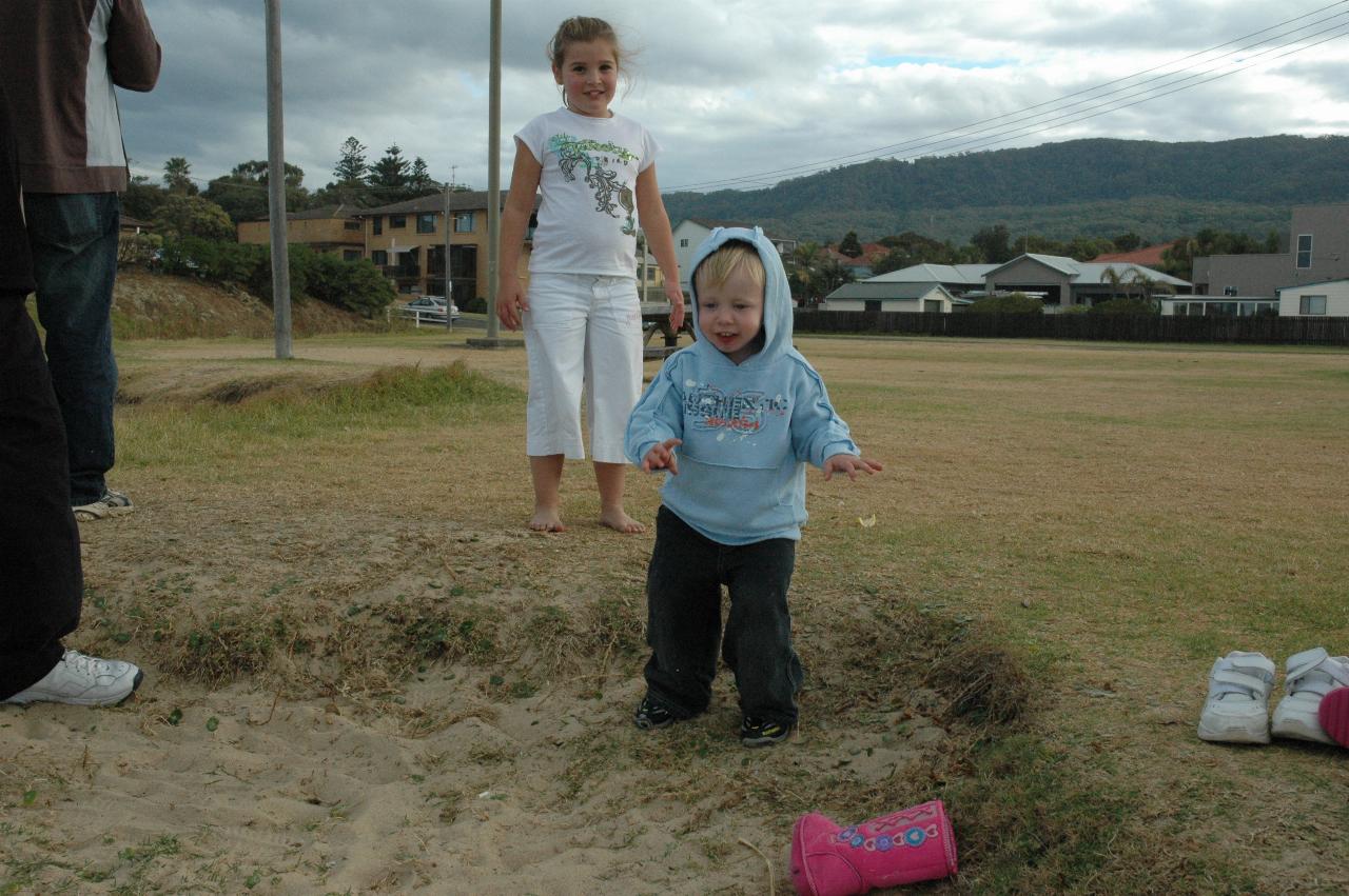 Mother's Day at Thirroul: Flynn Crofts at the toddlers jump