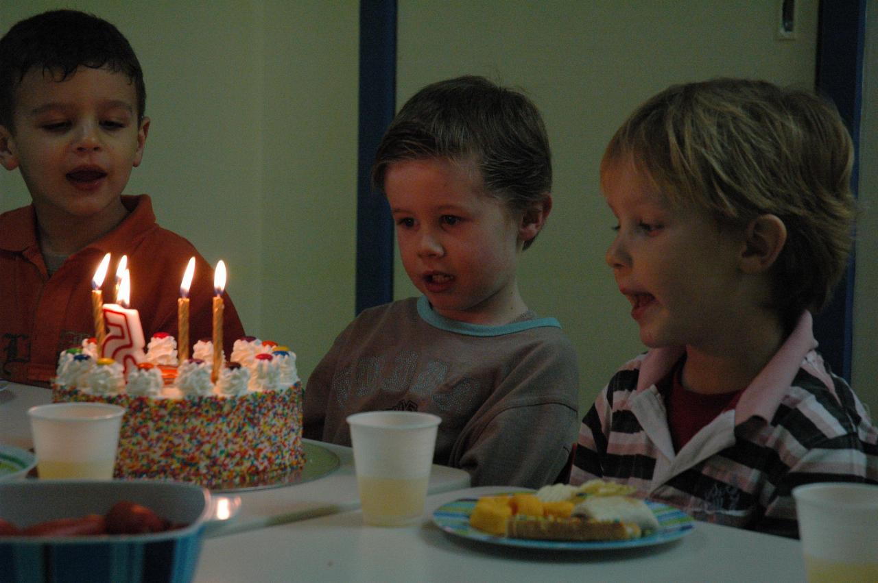 Jake's birthday at Crazy Maze: The cake and Jake and Riley