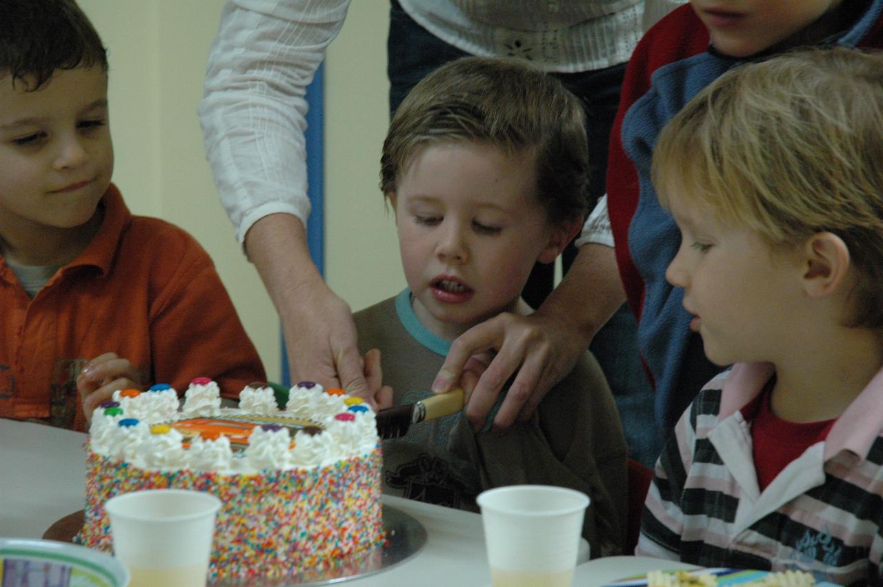 Jake's birthday at Crazy Maze: Cutting the birthday cake