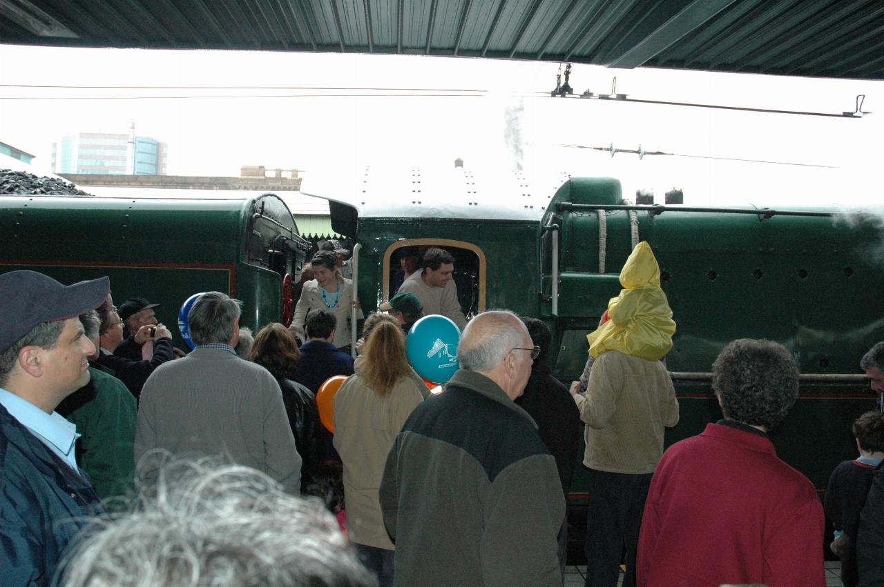 Crowd gathered around cab of loco 3830 at Central during 100th anniversary