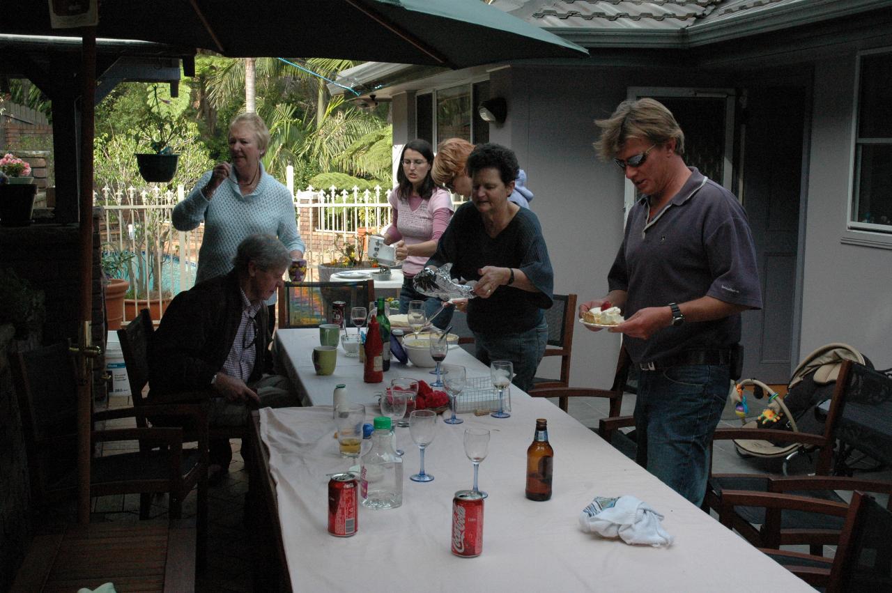 Dinner arriving at Currey's Engadine: Peter, Yvonne, Loise, Michelle, Cecelie and Cameron