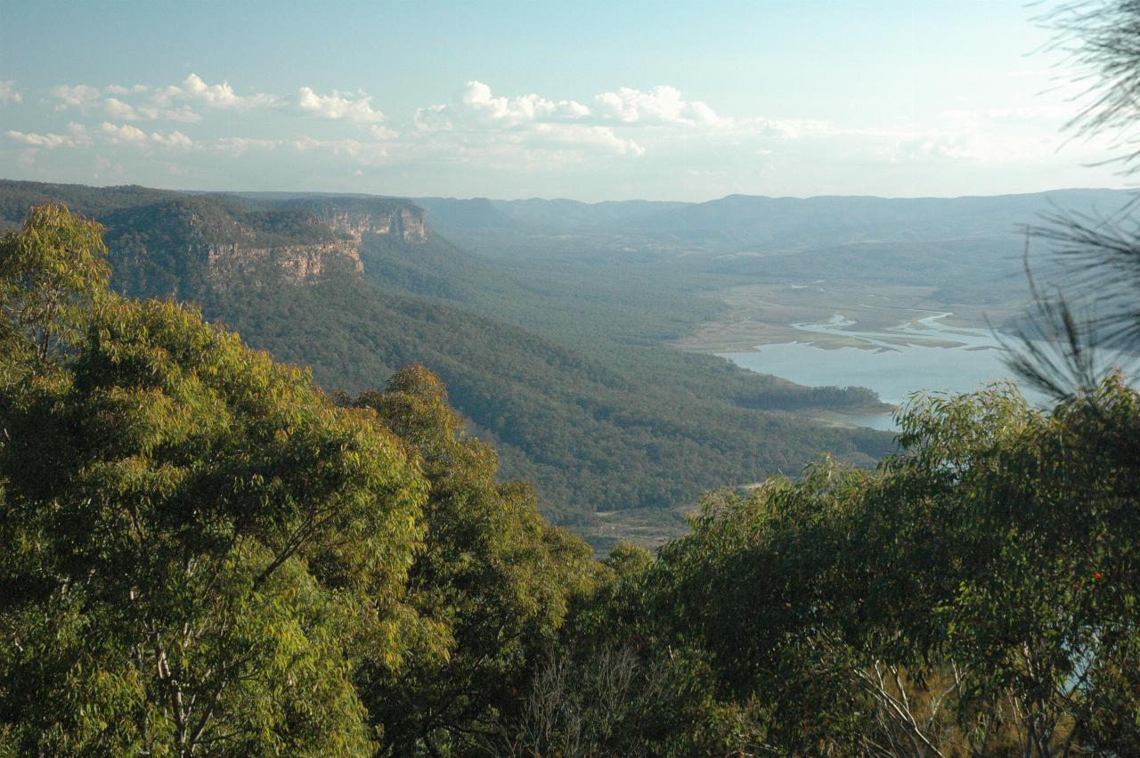 Looking south along Burragorang Valley from Nattai lookout