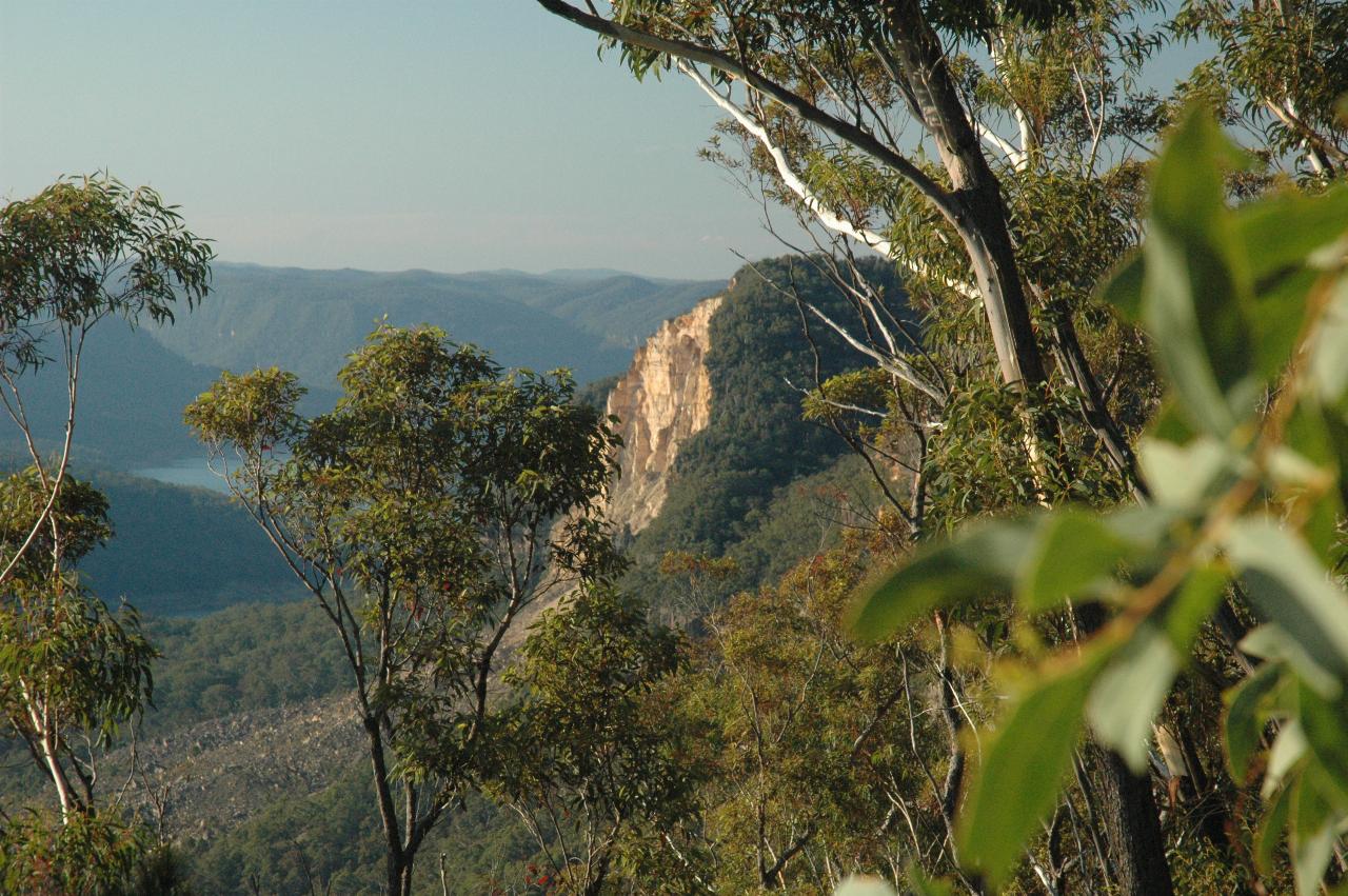 Rock fall north of Nattai lookout over Burragorang Valley