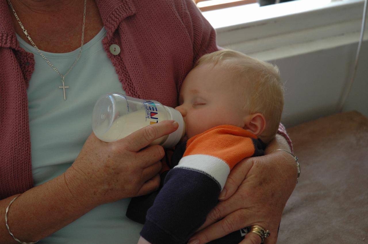 Yvonne feeding an almost asleep Cooper at Kelly & Glenn's, Cronulla