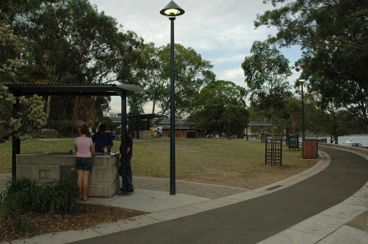 Como Pleasure Grounds for family picnic, with Michelle, Cameron and Peter cooking