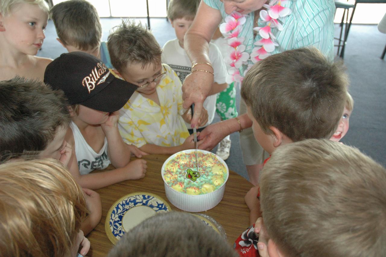 Tynan's 7th birthday party: Yvonne trying to cut the ice cream cake