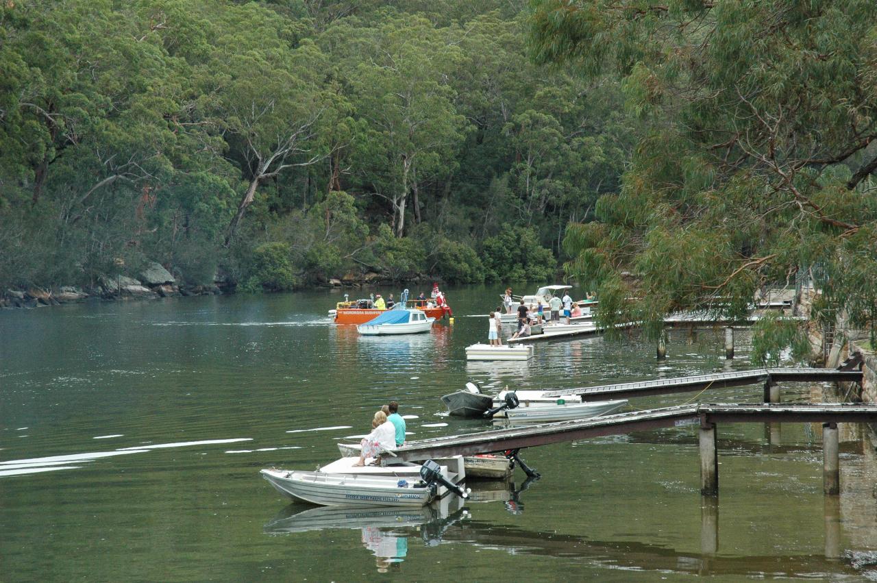 Christmas on Woronora: Santa's boat comes around the corner