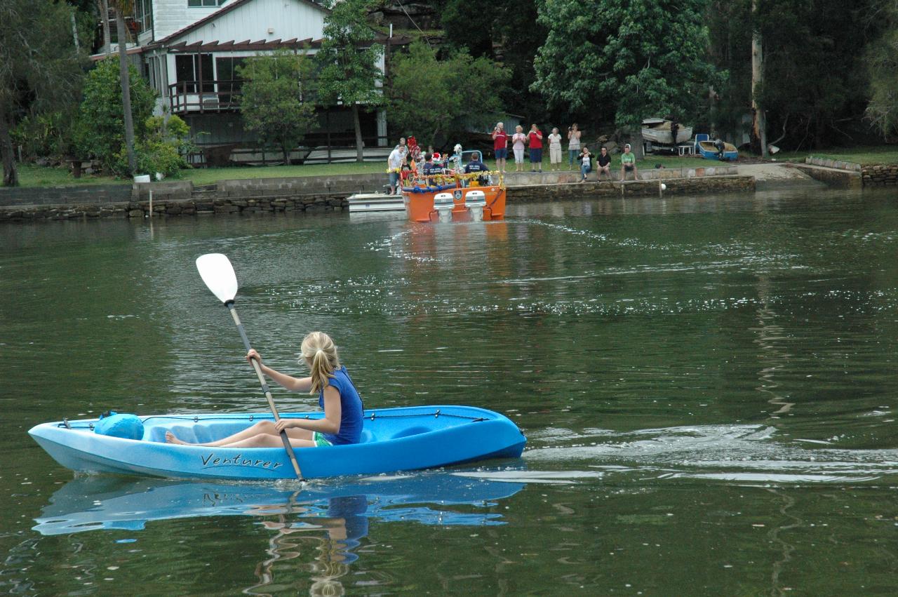 Christmas on Woronora: A distracted canoeer passes by