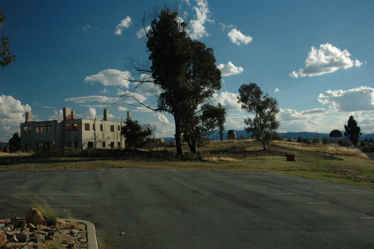 Fire damage at Mt. Stromlo, including a regular building and 2 other observatories