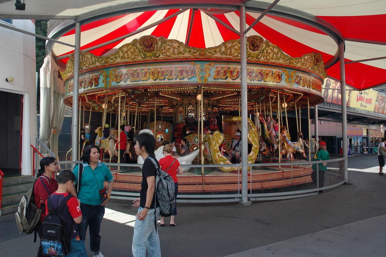 Luna Park Day: Carousel in full, in motion